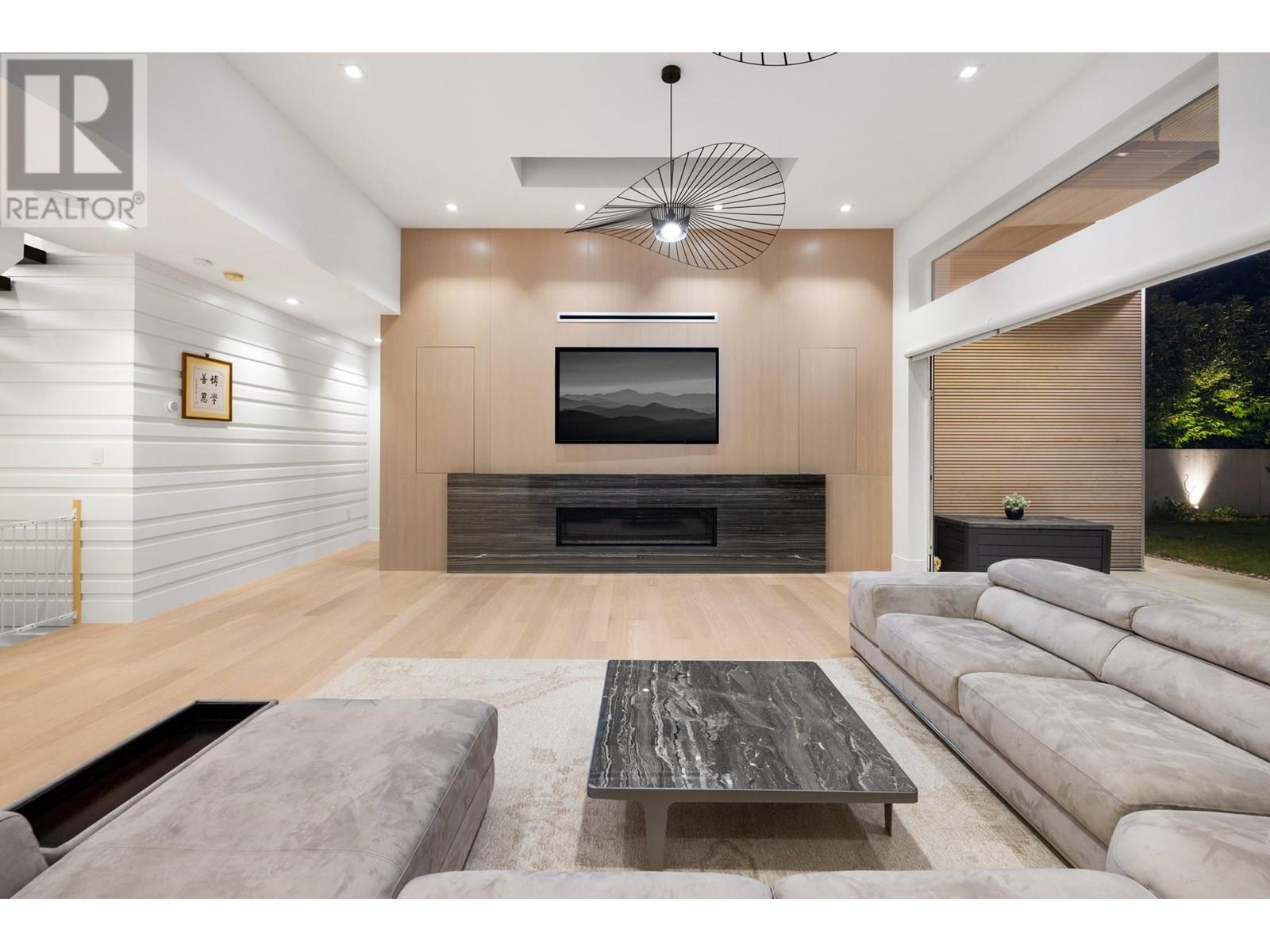 3908 Glenview Crescent, North Vancouver, British Columbia  V7R 3G3 - Photo 3 - R2824945