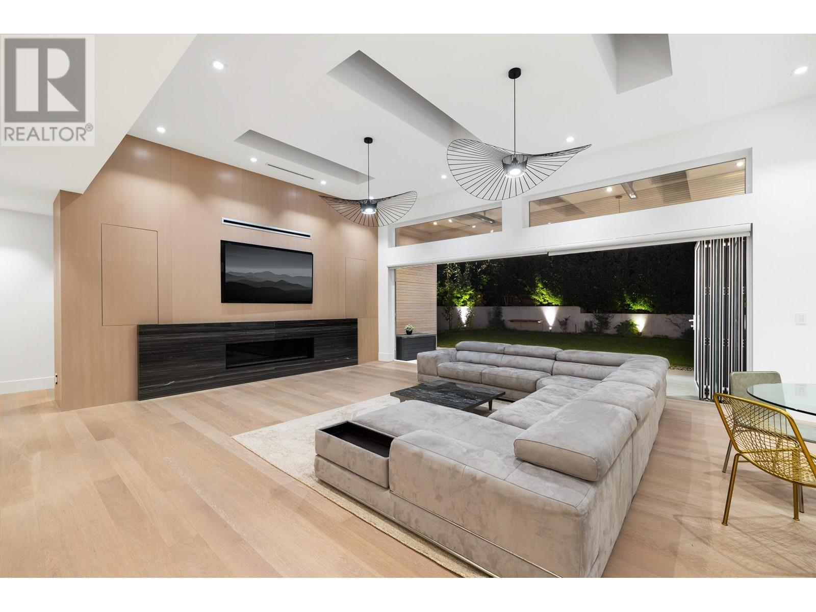 3908 Glenview Crescent, North Vancouver, British Columbia  V7R 3G3 - Photo 4 - R2824945