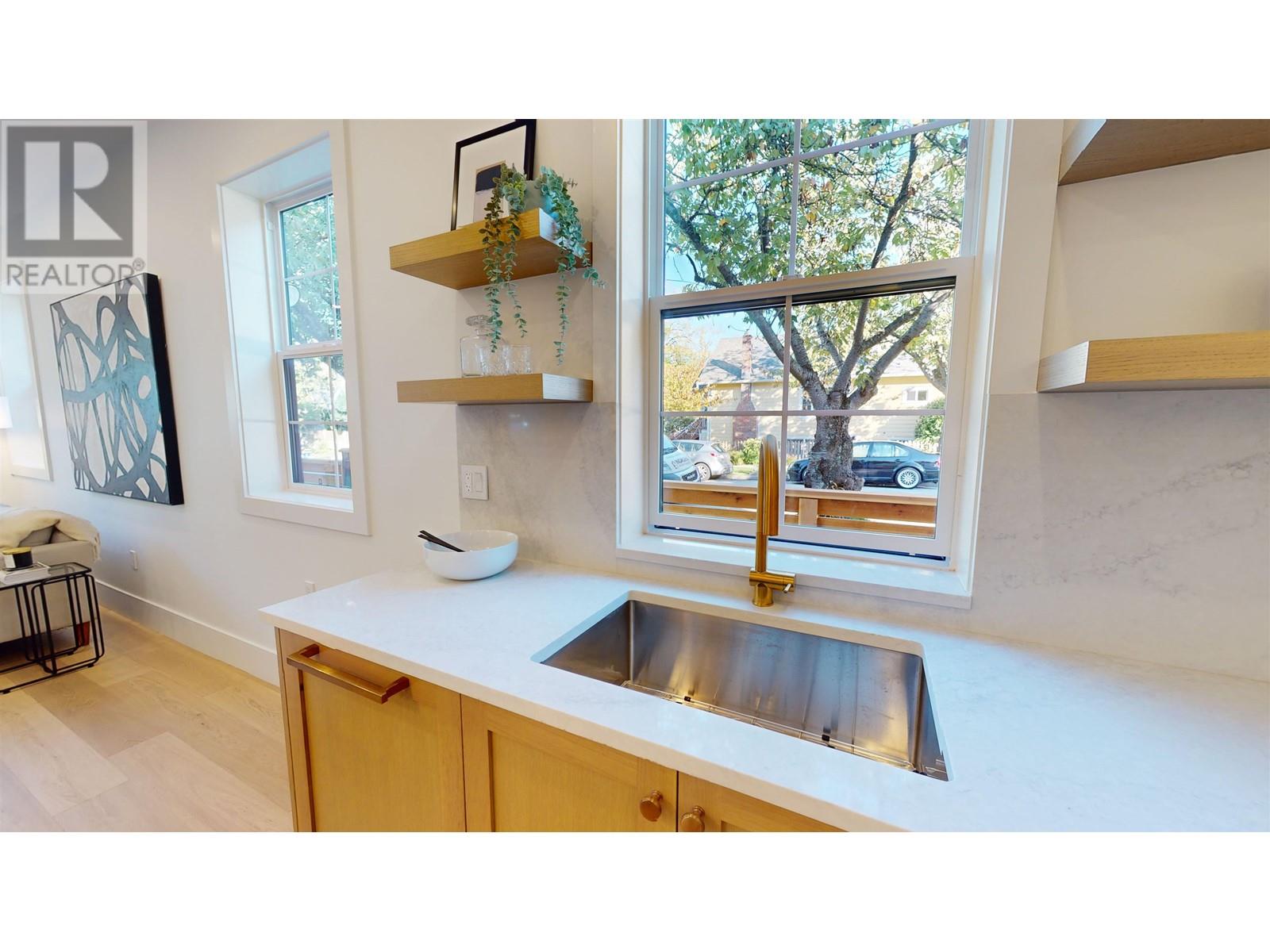 792 E 11th Avenue, Vancouver, British Columbia  V5T 2E5 - Photo 11 - R2828011