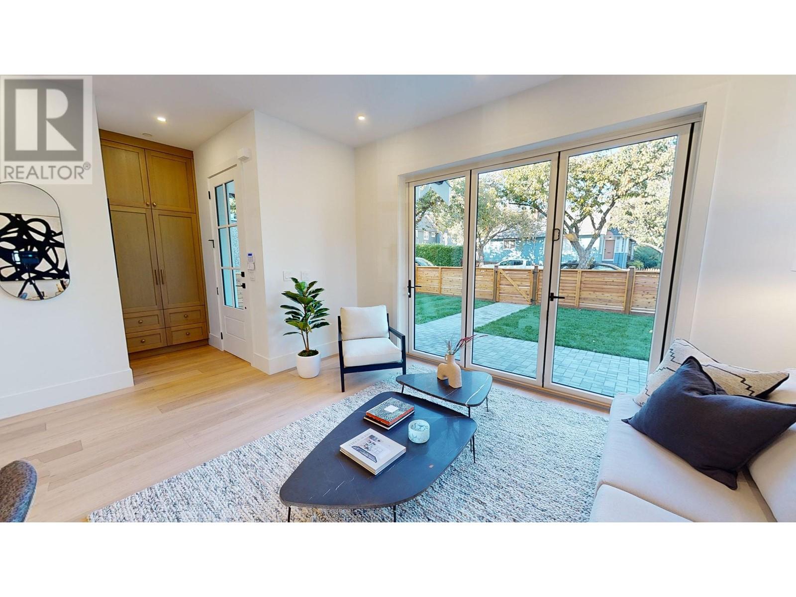 792 E 11th Avenue, Vancouver, British Columbia  V5T 2E5 - Photo 2 - R2828011