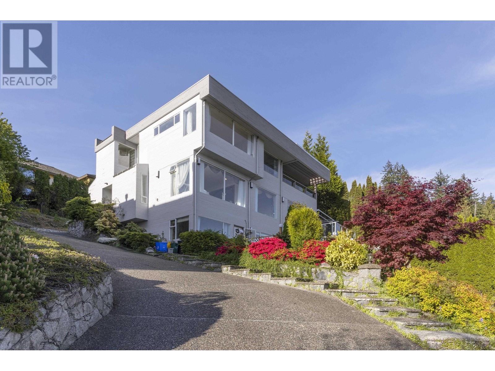2206 Westhill Drive, West Vancouver, British Columbia  V7S 2Z5 - Photo 3 - R2828013