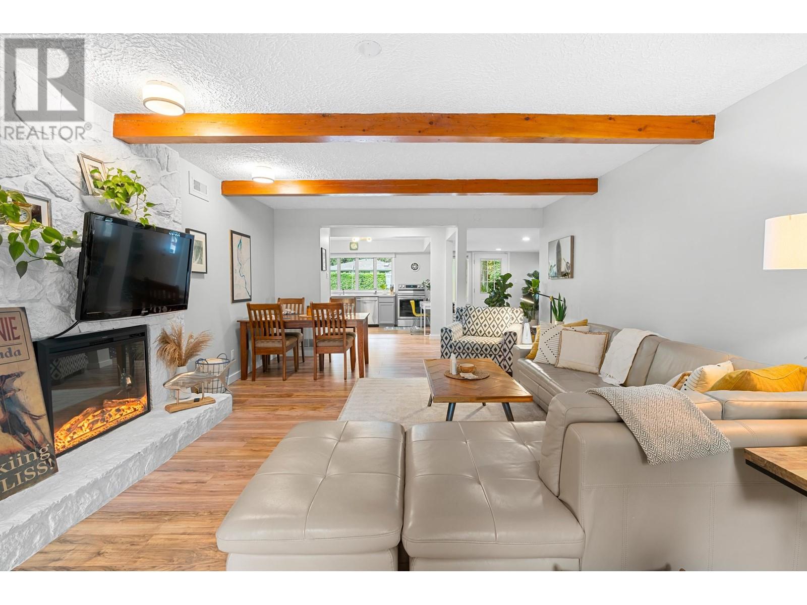 2052 Mackay Avenue, North Vancouver, British Columbia  V7P 2M7 - Photo 2 - R2828027