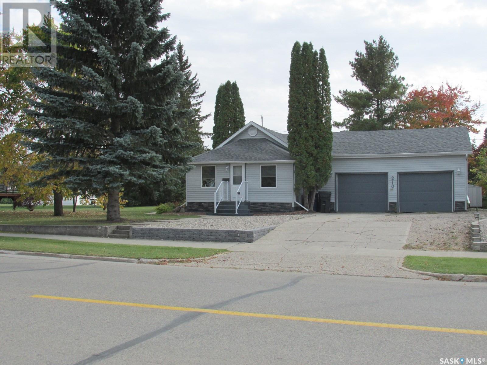 210 Maple Road E, Nipawin, Saskatchewan  S0E 1E0 - Photo 1 - SK941111
