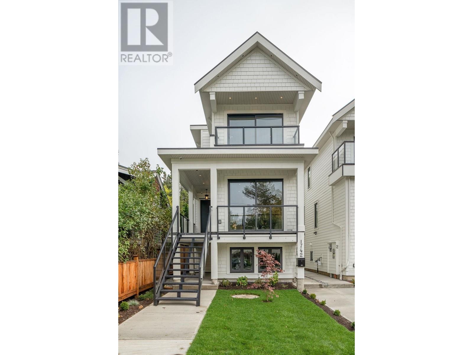 1742 Bewicke Avenue, North Vancouver, British Columbia  V7M 3C4 - Photo 2 - R2824863