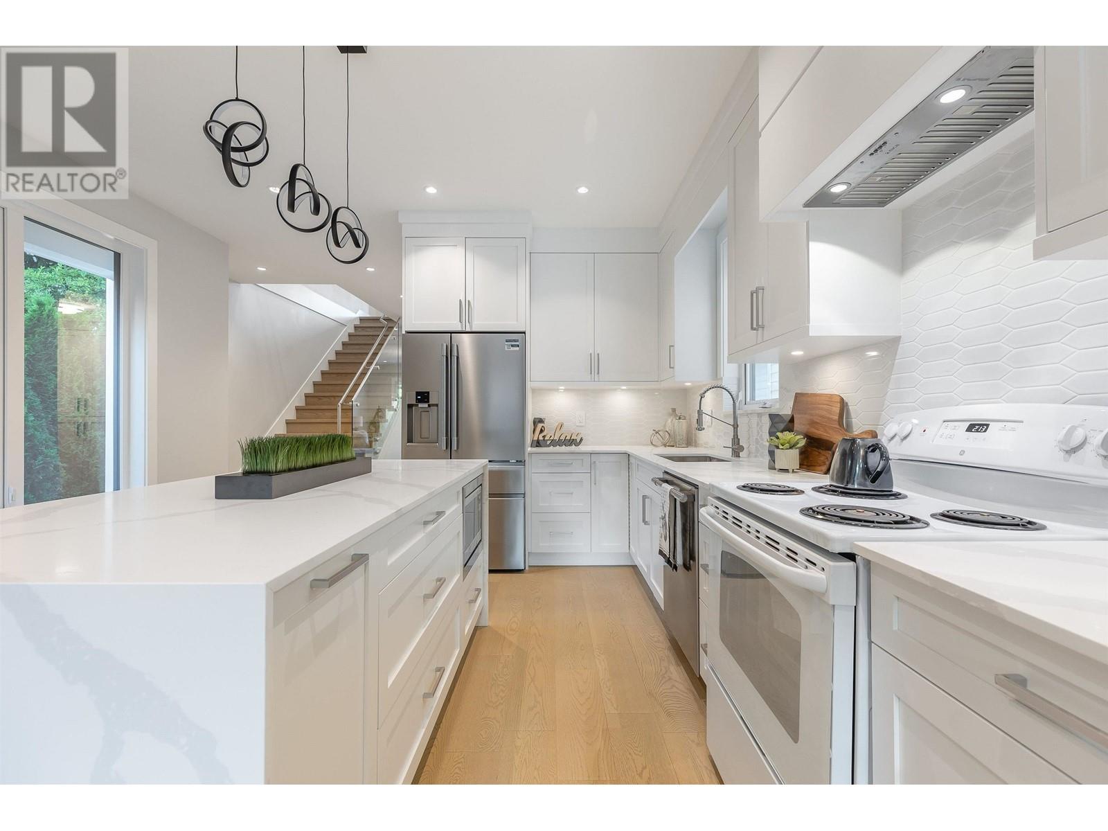 1742 Bewicke Avenue, North Vancouver, British Columbia  V7M 3C4 - Photo 10 - R2824863