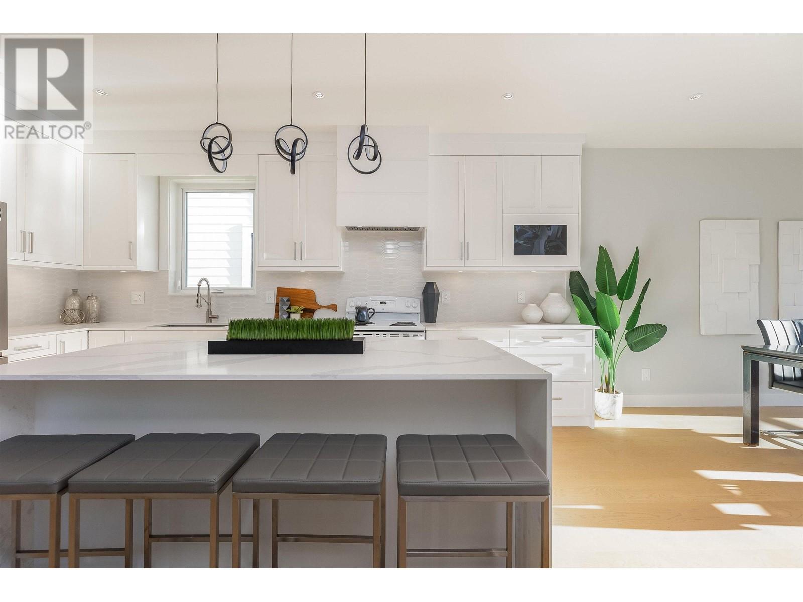 1742 Bewicke Avenue, North Vancouver, British Columbia  V7M 3C4 - Photo 9 - R2824863