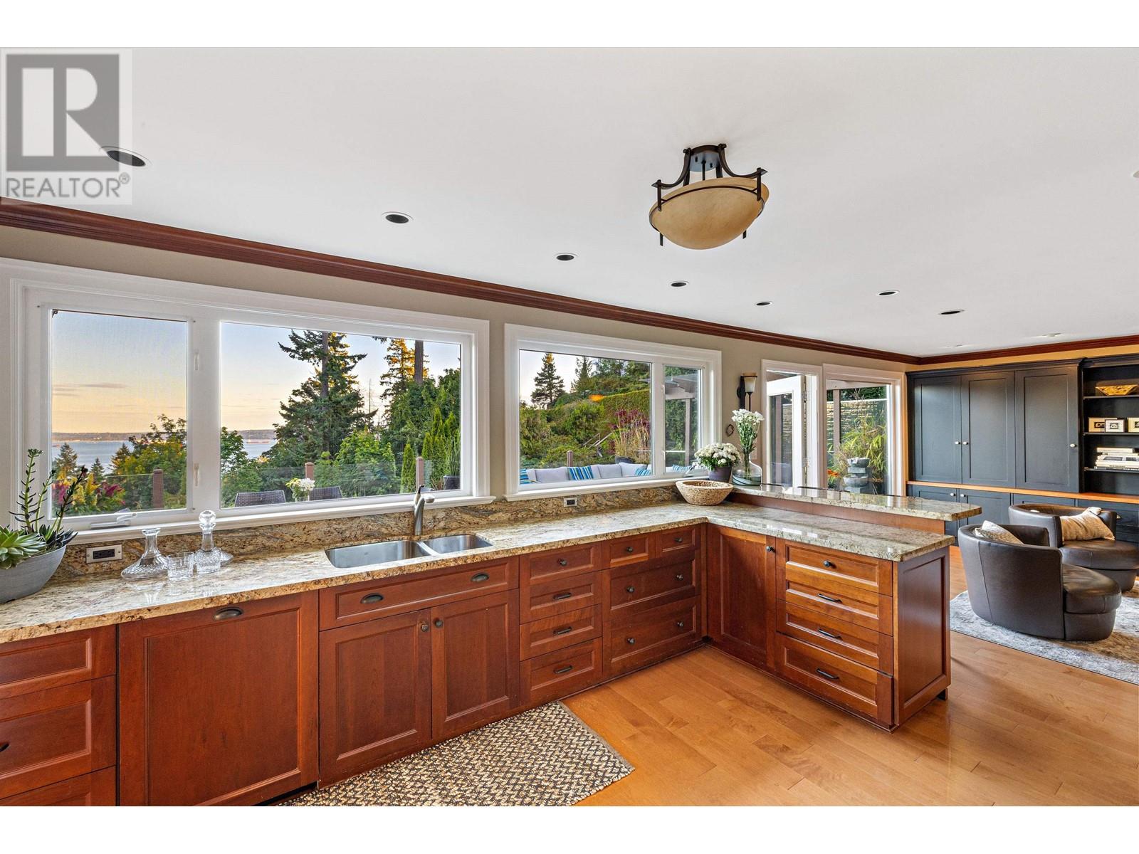 5084 Pinetree Crescent, West Vancouver, British Columbia  V7W 3B5 - Photo 6 - R2810346