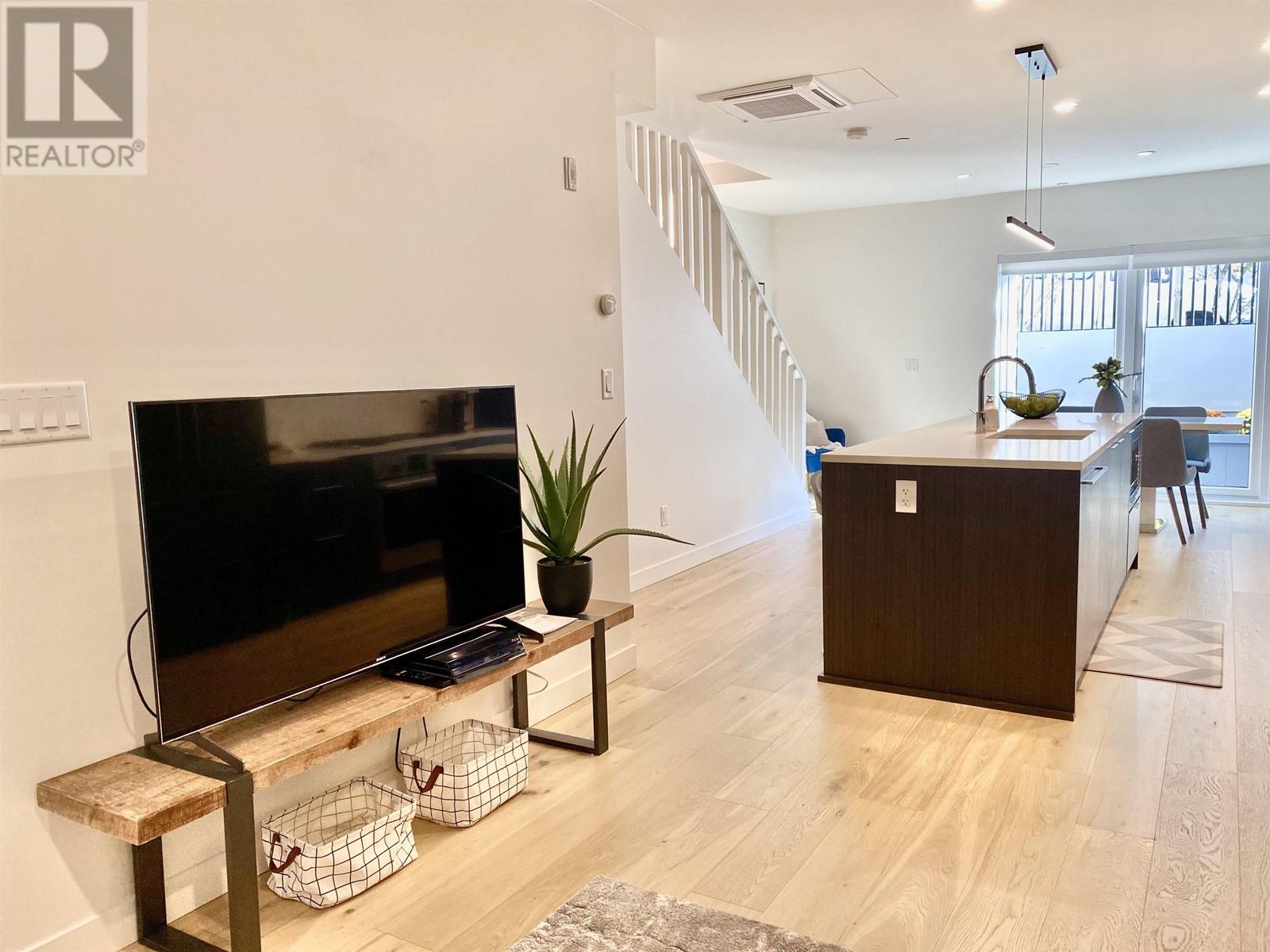 112 649 E 3rd Street, North Vancouver, British Columbia  V7L 1G6 - Photo 8 - R2821269