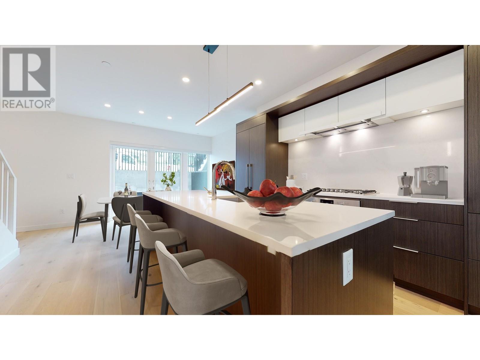 112 649 E 3rd Street, North Vancouver, British Columbia  V7L 1G6 - Photo 2 - R2821269