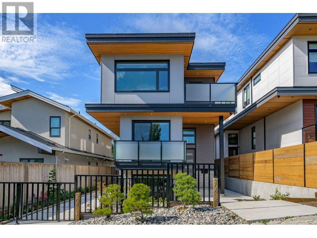 2 204 E 18th Street, North Vancouver, British Columbia  V7L 2X6 - Photo 2 - R2828239