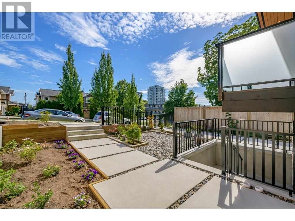 2 204 E 18th Street, North Vancouver, British Columbia  V7L 2X6 - Photo 4 - R2828239