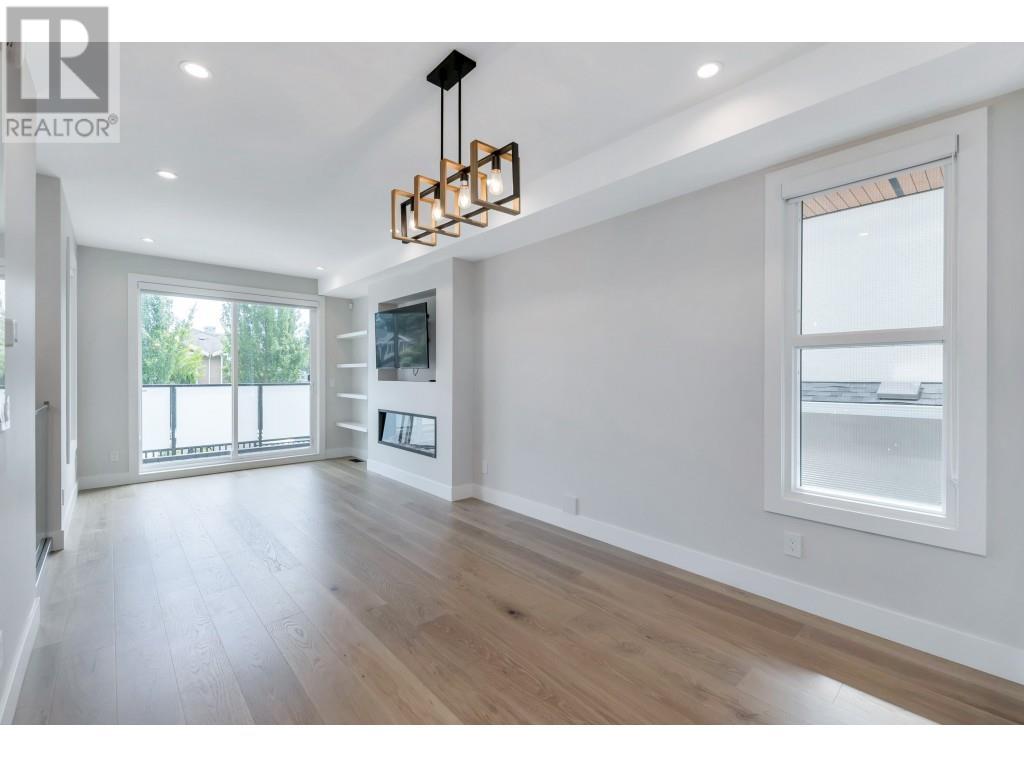 2 204 E 18th Street, North Vancouver, British Columbia  V7L 2X6 - Photo 5 - R2828239