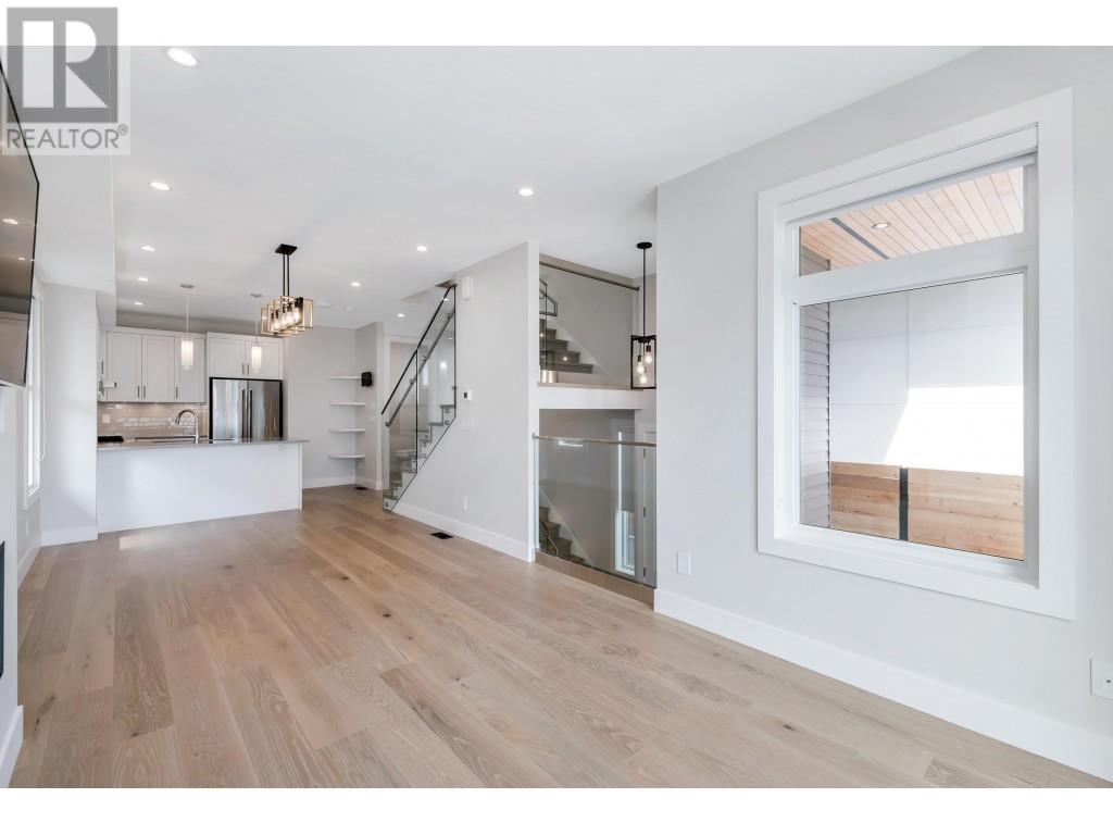 2 204 E 18th Street, North Vancouver, British Columbia  V7L 2X6 - Photo 8 - R2828239