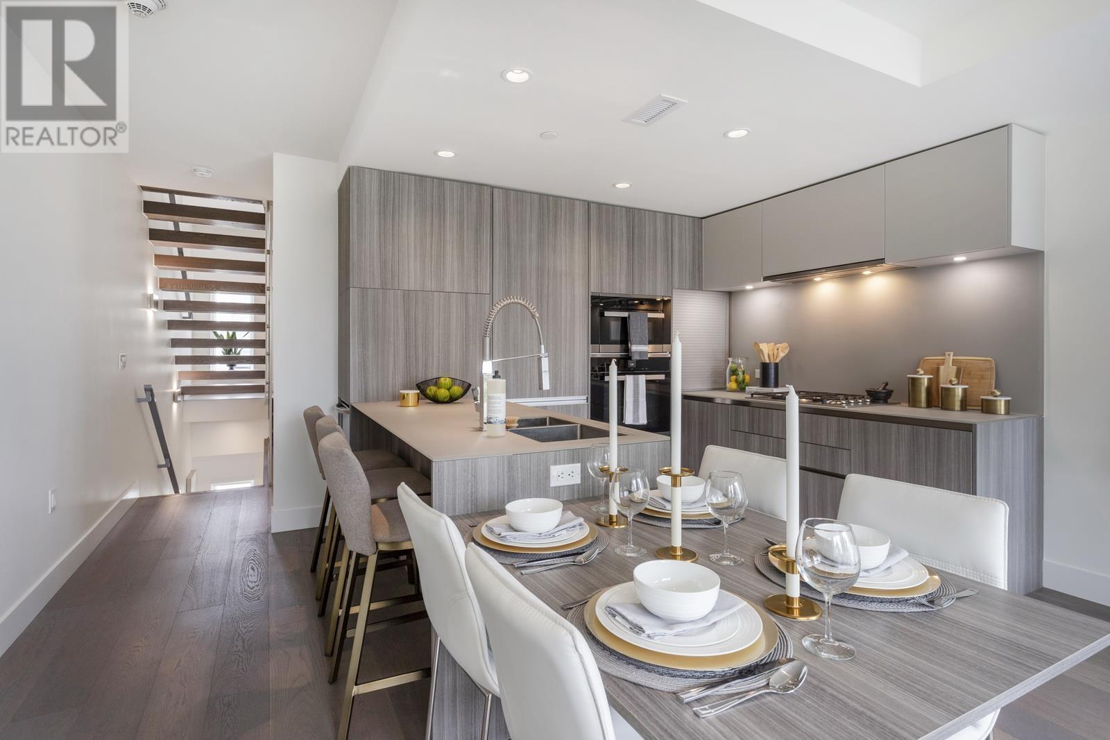 146 W WOODSTOCK AVENUE, vancouver, British Columbia