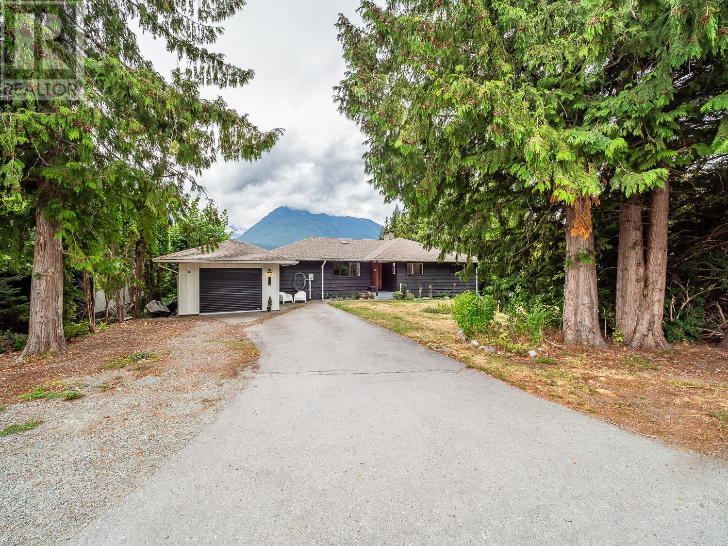40309 Ayr Drive, Squamish, British Columbia  V0N 1T0 - Photo 3 - R2828217