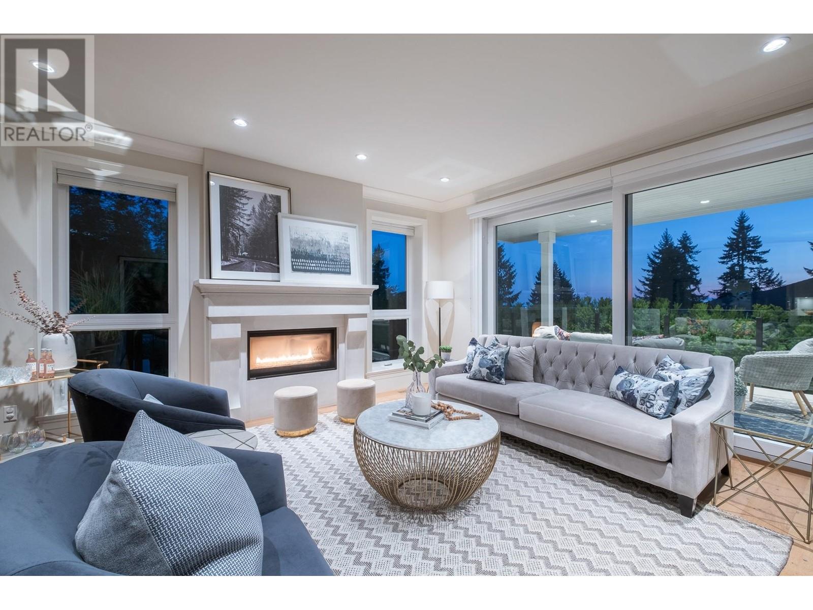 283 Monteray Avenue, North Vancouver, British Columbia  V7N 3E7 - Photo 3 - R2828241