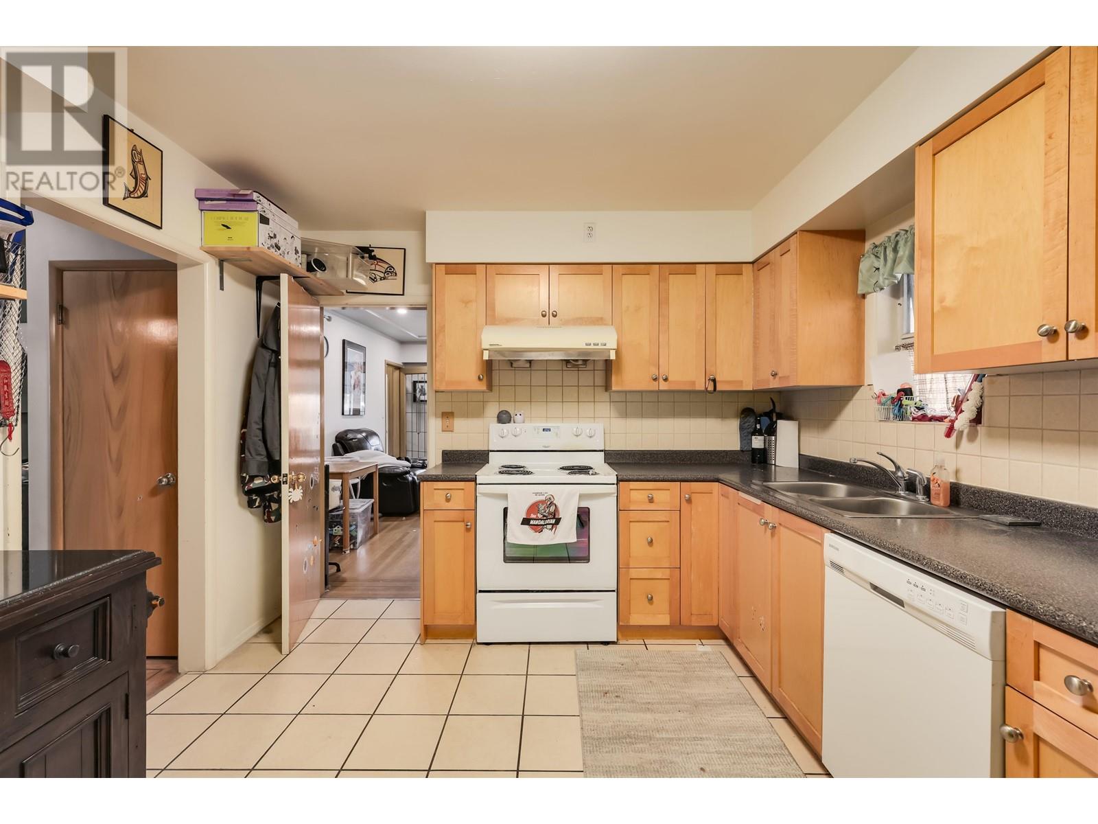 5585 Chester Street, Vancouver, British Columbia  V5W 3B3 - Photo 8 - R2816352