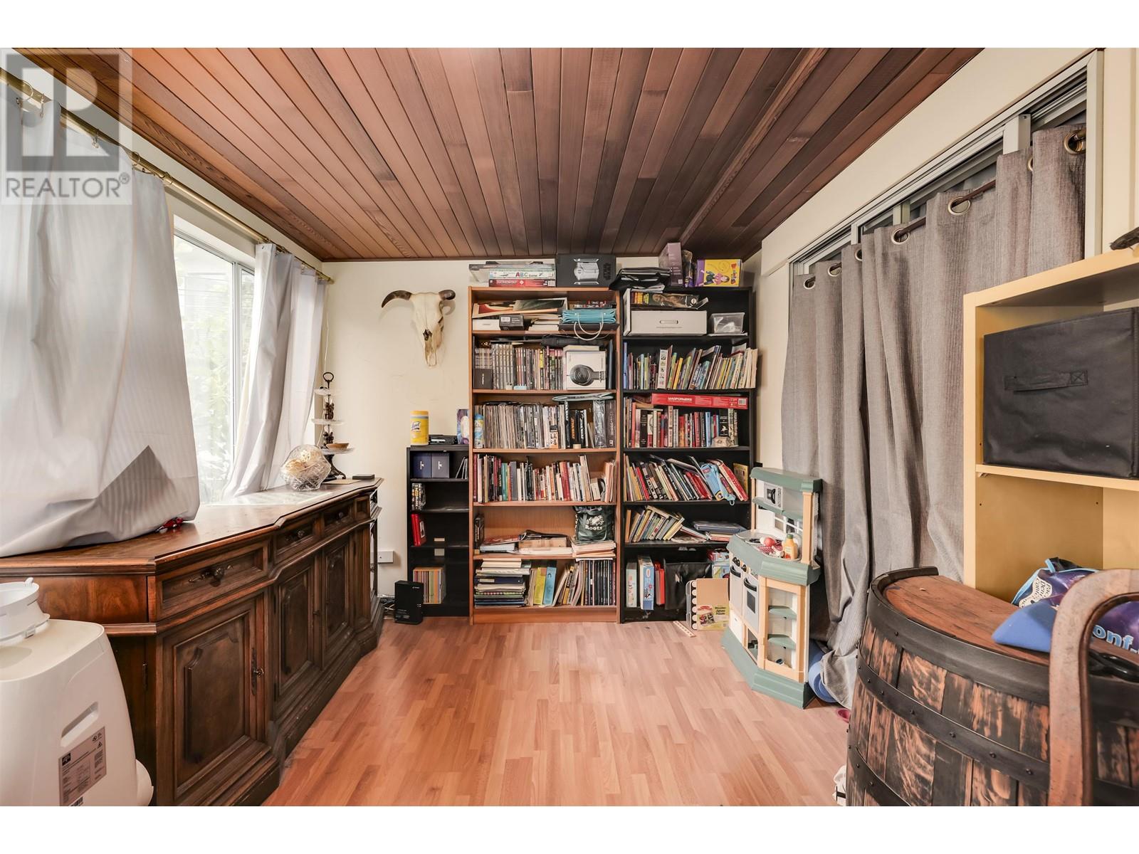 5585 Chester Street, Vancouver, British Columbia  V5W 3B3 - Photo 10 - R2816352