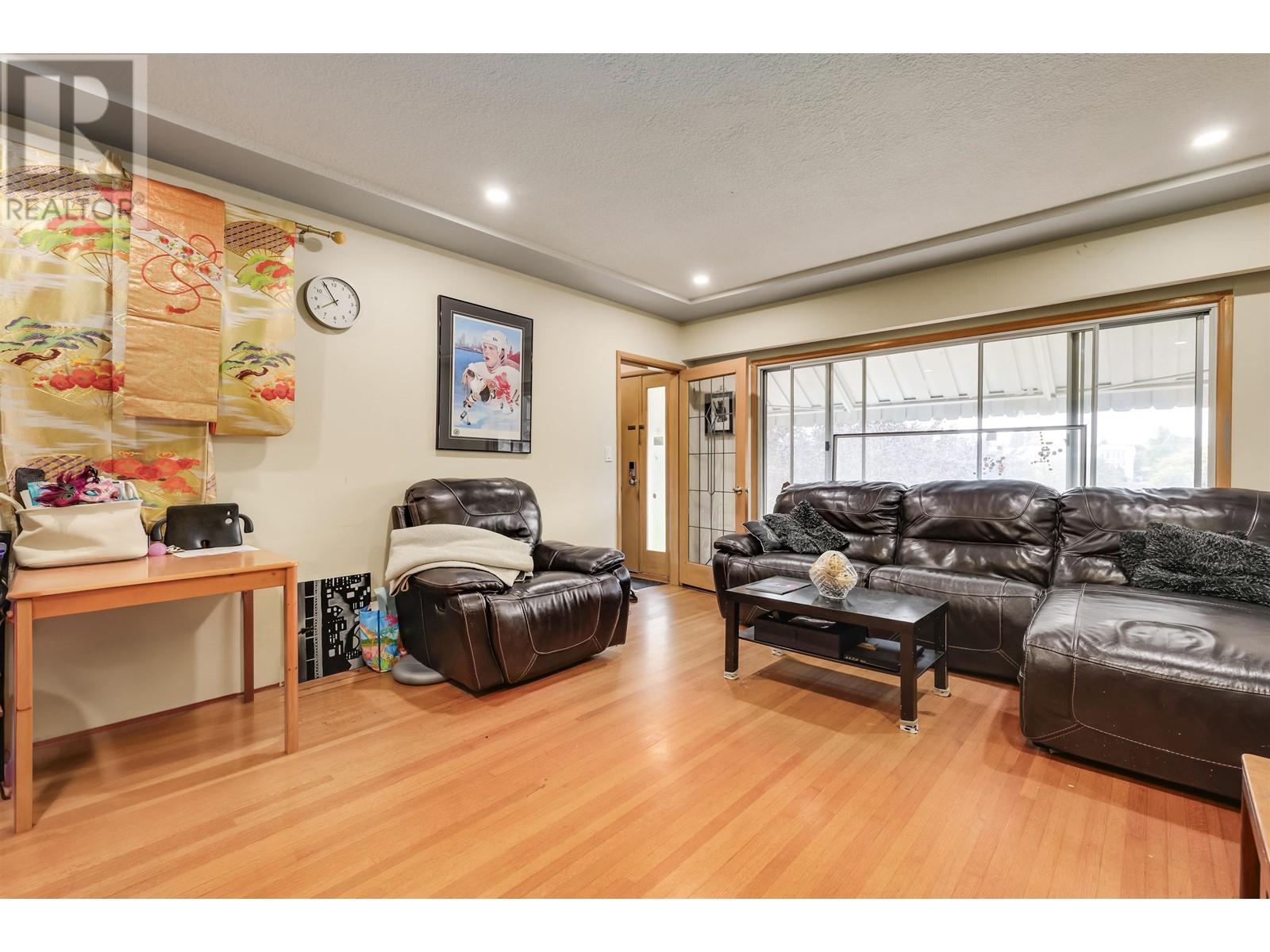 5585 Chester Street, Vancouver, British Columbia  V5W 3B3 - Photo 6 - R2816352
