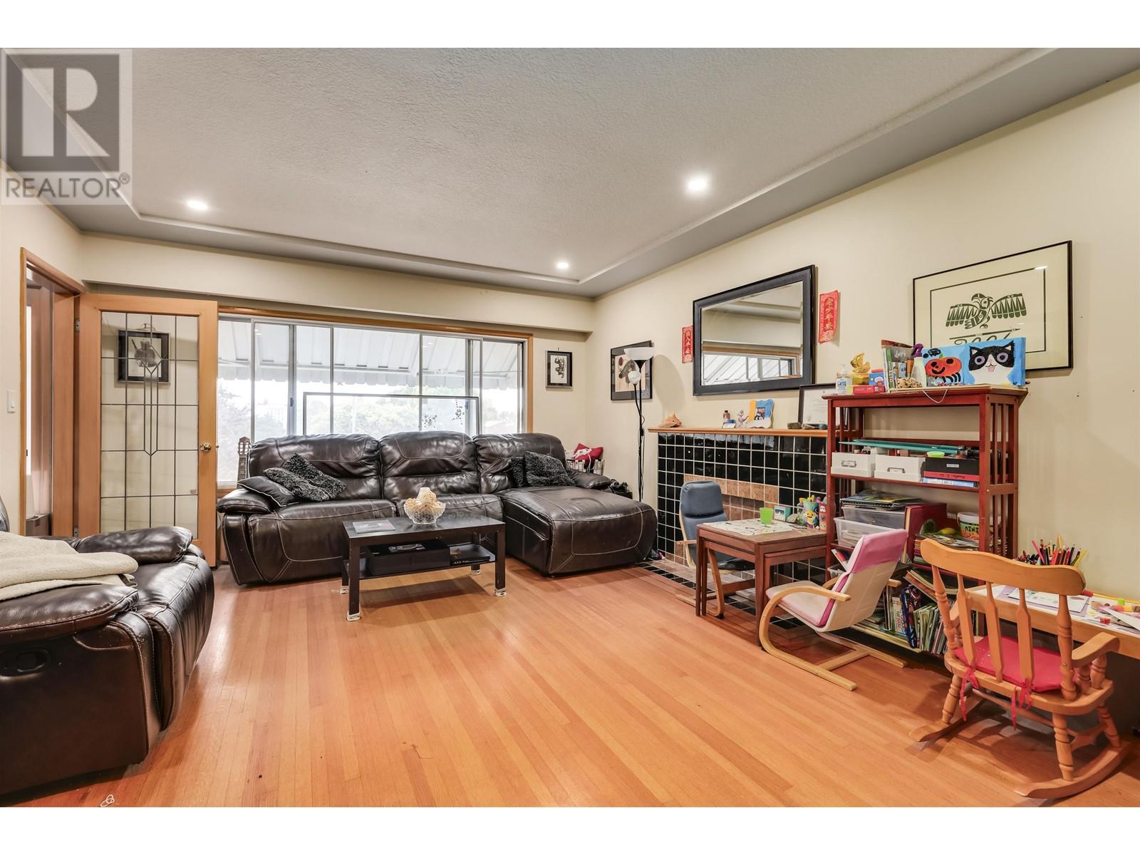 5585 Chester Street, Vancouver, British Columbia  V5W 3B3 - Photo 5 - R2816352