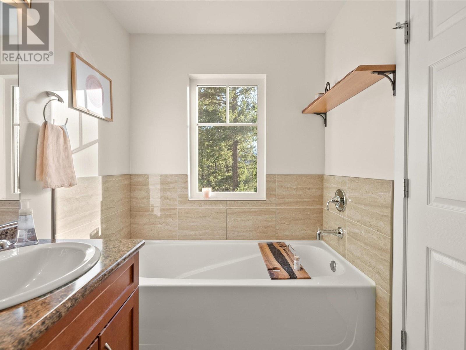 7458 Dogwood Street, Pemberton, British Columbia  V0N 2L0 - Photo 15 - R2828265