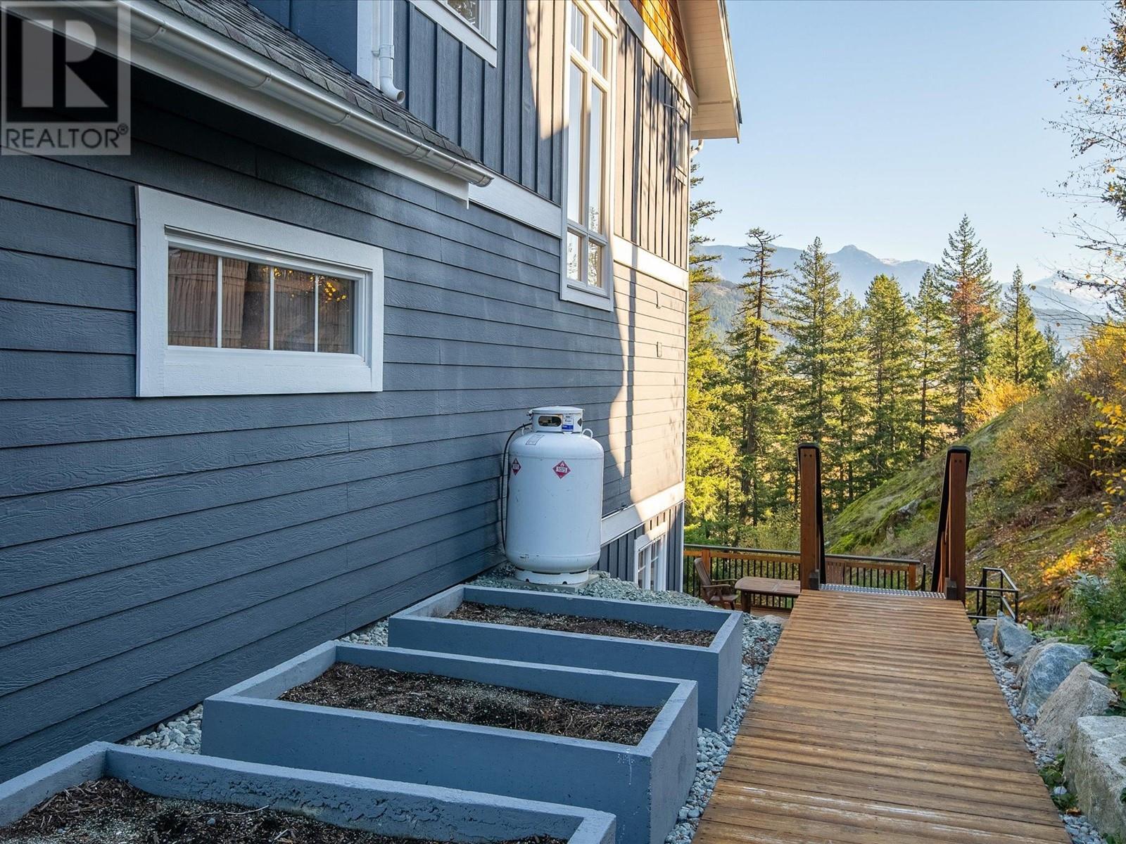 7458 Dogwood Street, Pemberton, British Columbia  V0N 2L0 - Photo 37 - R2828265