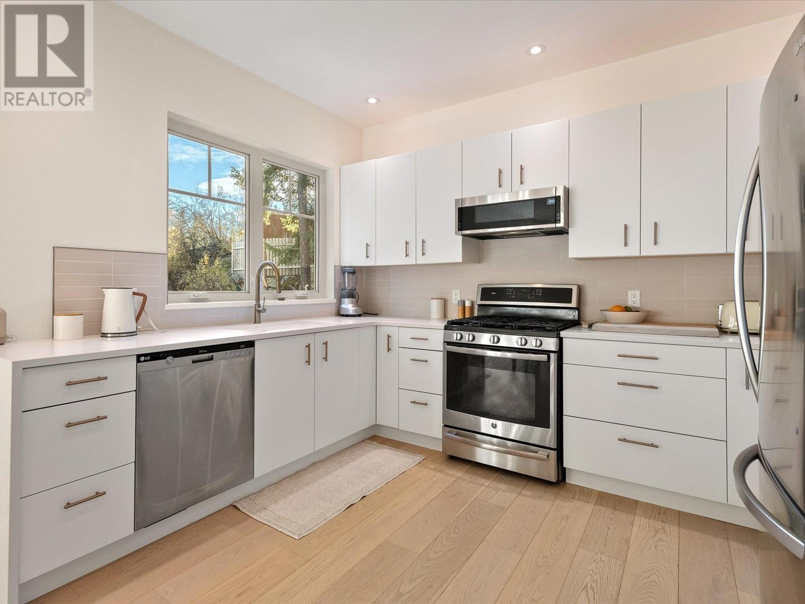 7458 Dogwood Street, Pemberton, British Columbia  V0N 2L0 - Photo 6 - R2828265