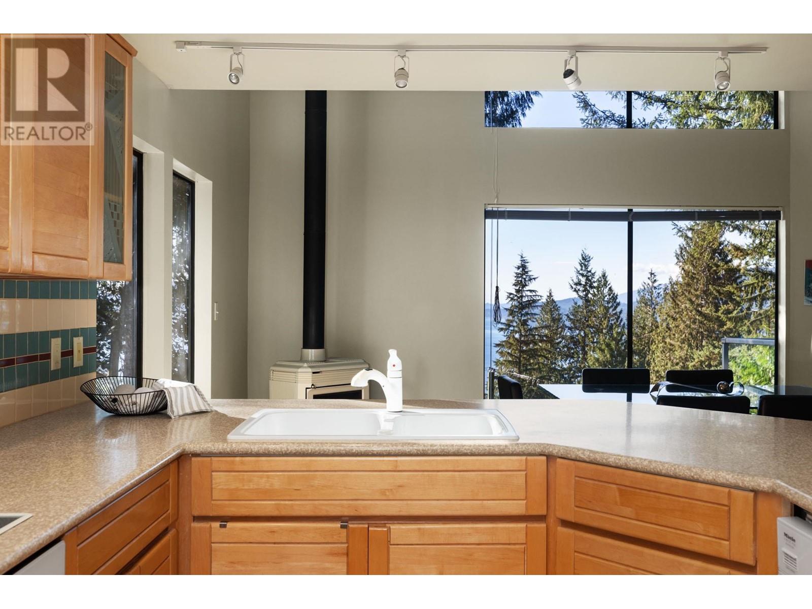225 Mountain Drive, Lions Bay, British Columbia  V0N 2E0 - Photo 11 - R2828357