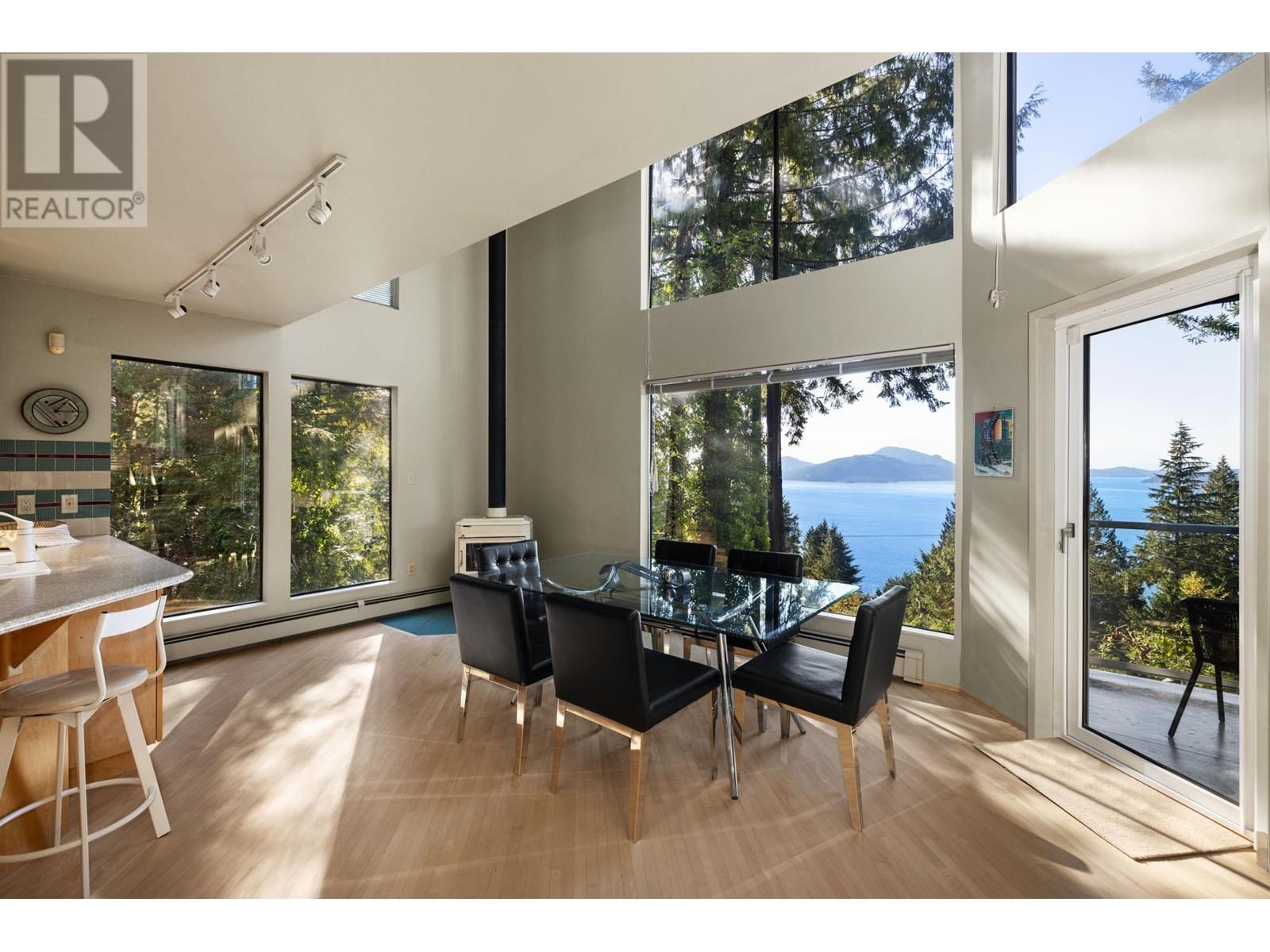 225 Mountain Drive, Lions Bay, British Columbia  V0N 2E0 - Photo 2 - R2828357
