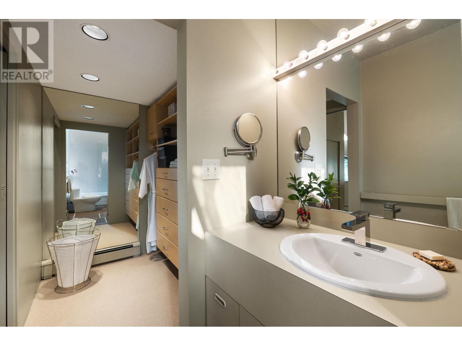 225 Mountain Drive, Lions Bay, British Columbia  V0N 2E0 - Photo 29 - R2828357