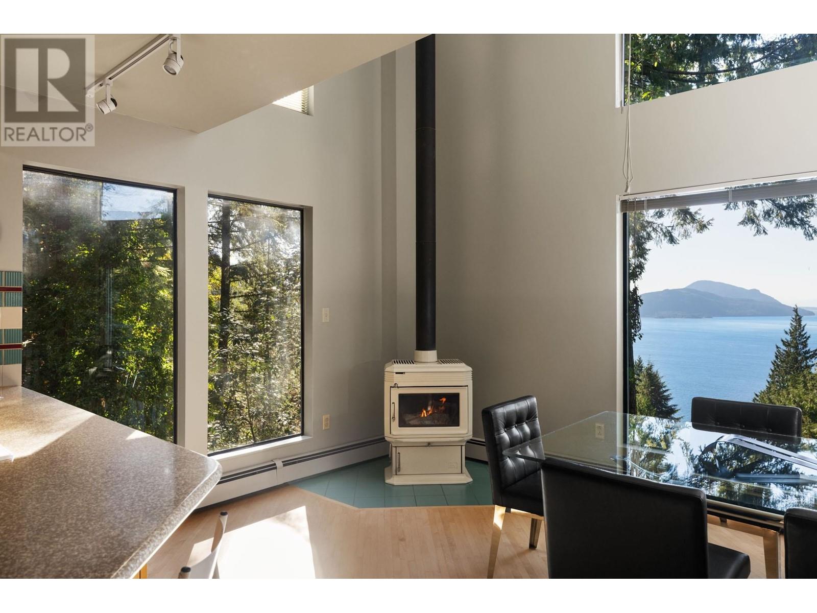 225 Mountain Drive, Lions Bay, British Columbia  V0N 2E0 - Photo 3 - R2828357