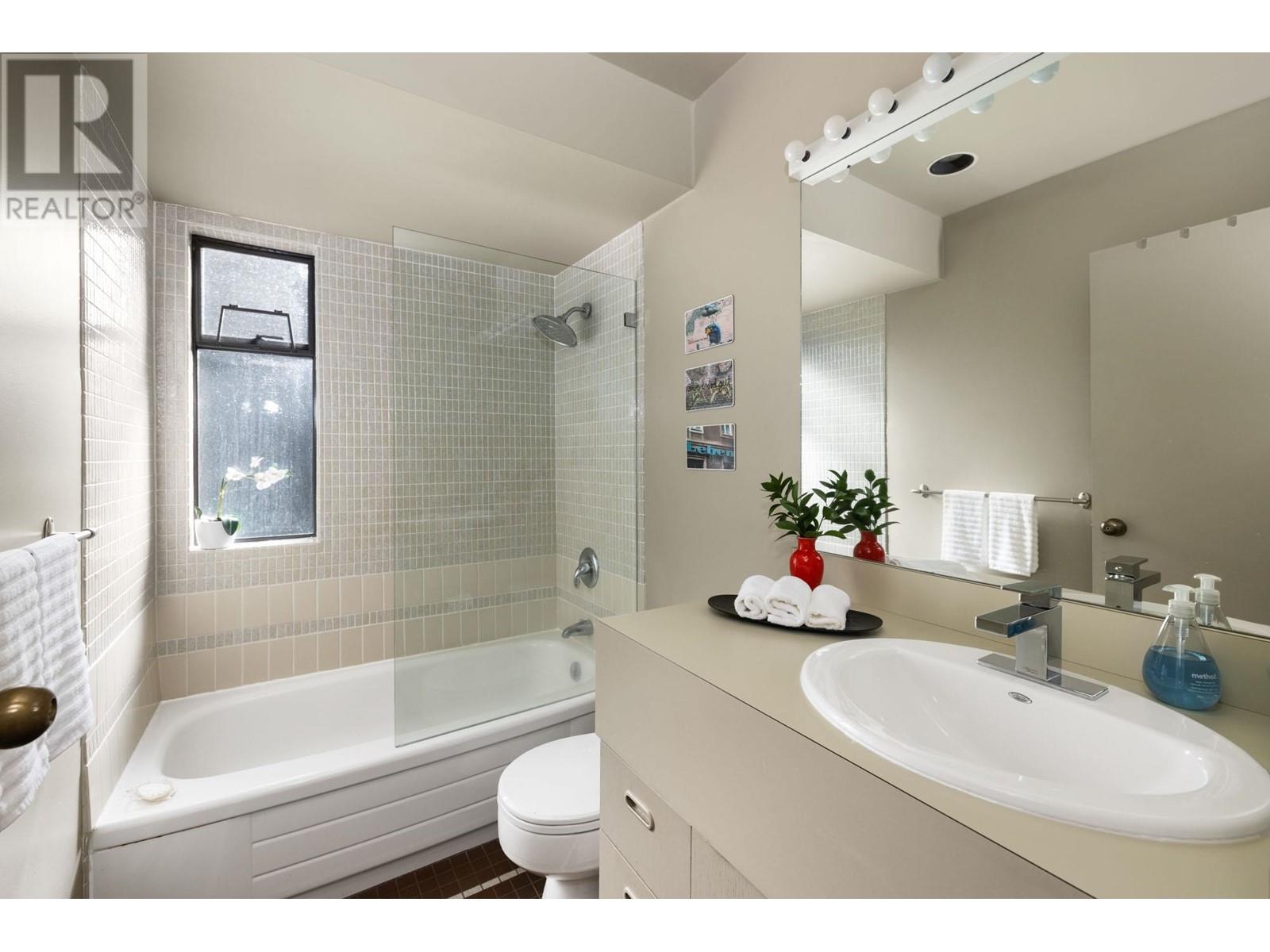 225 Mountain Drive, Lions Bay, British Columbia  V0N 2E0 - Photo 33 - R2828357
