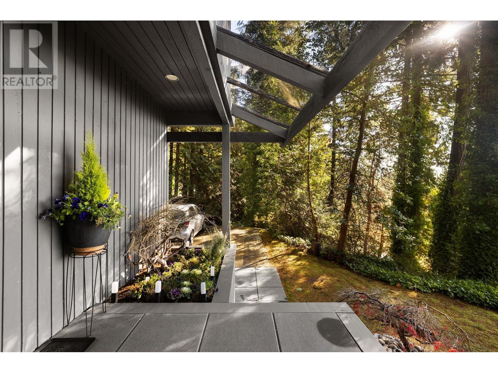 225 Mountain Drive, Lions Bay, British Columbia  V0N 2E0 - Photo 37 - R2828357