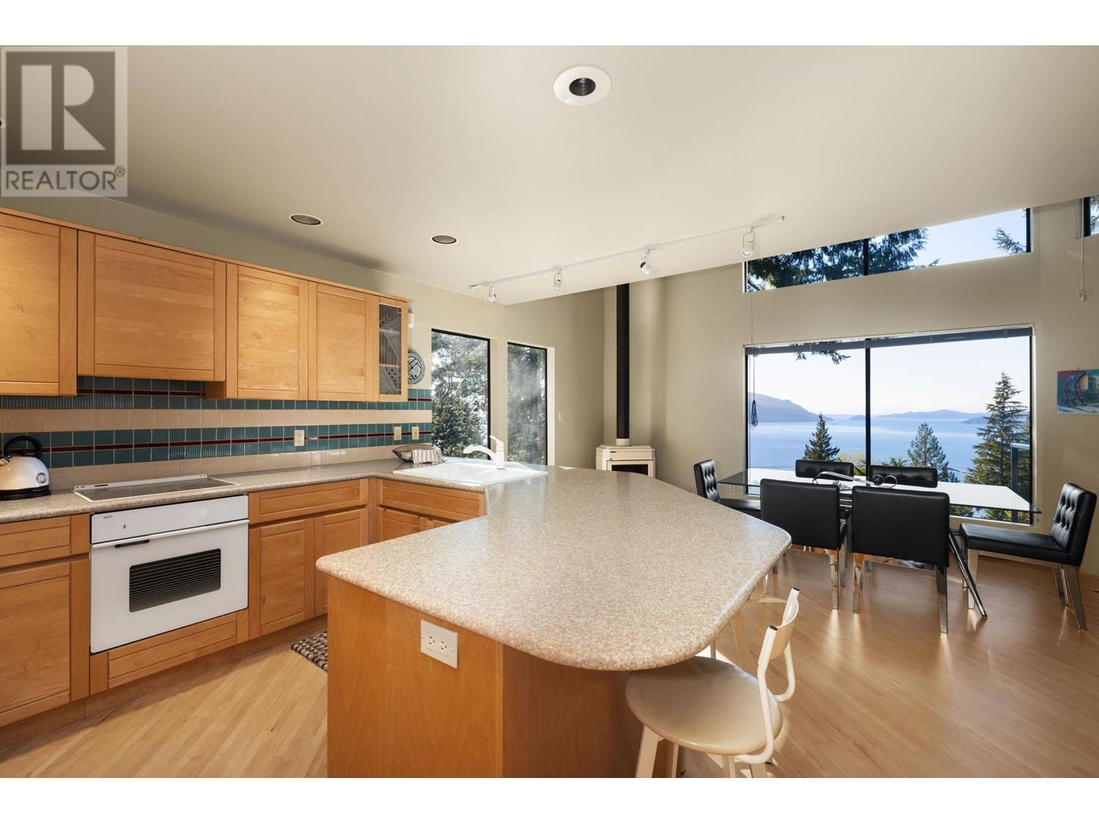 225 Mountain Drive, Lions Bay, British Columbia  V0N 2E0 - Photo 9 - R2828357