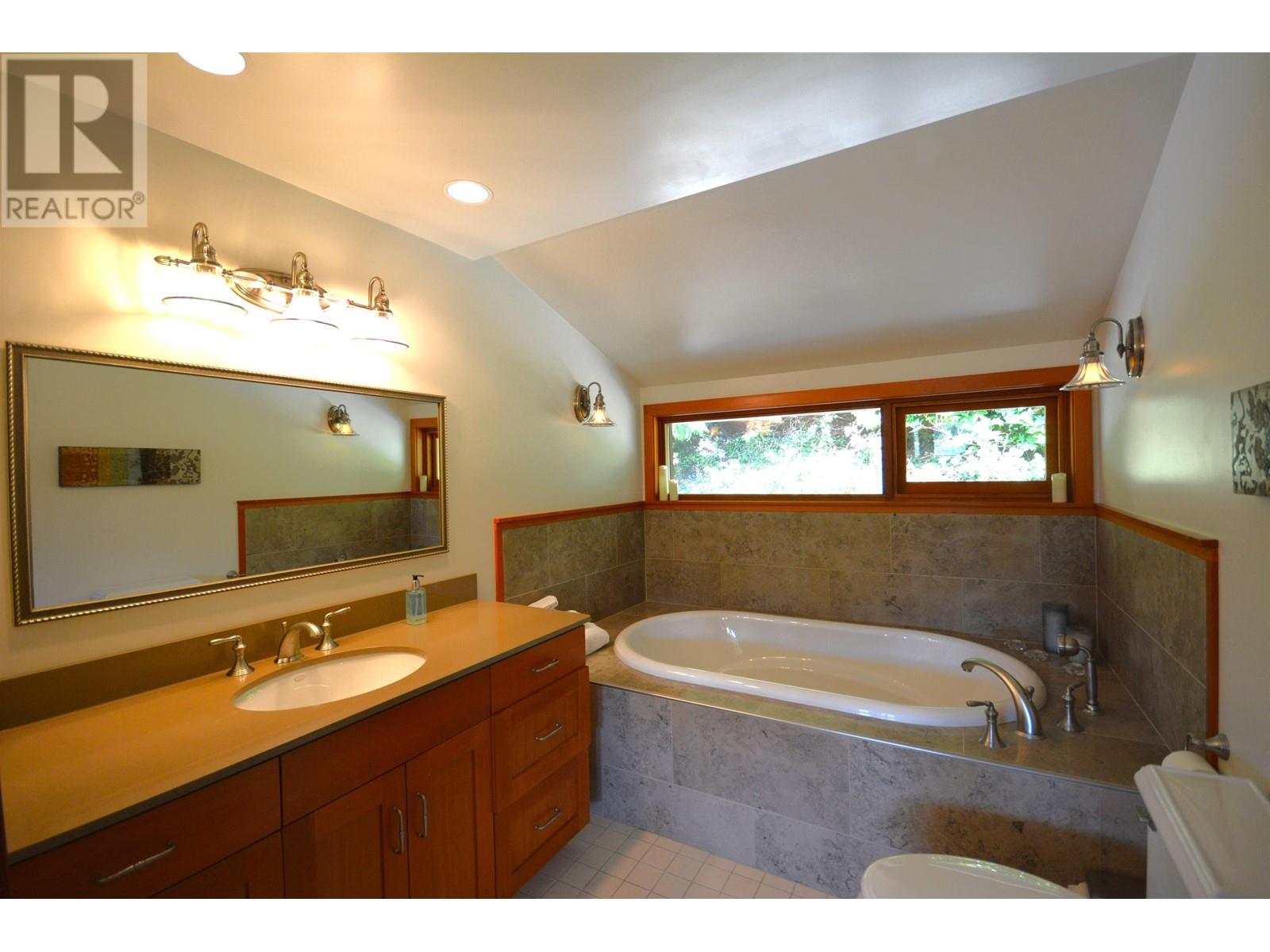 4721 Sinclair Bay Road, Garden Bay, British Columbia  V0N 1S1 - Photo 25 - R2828377