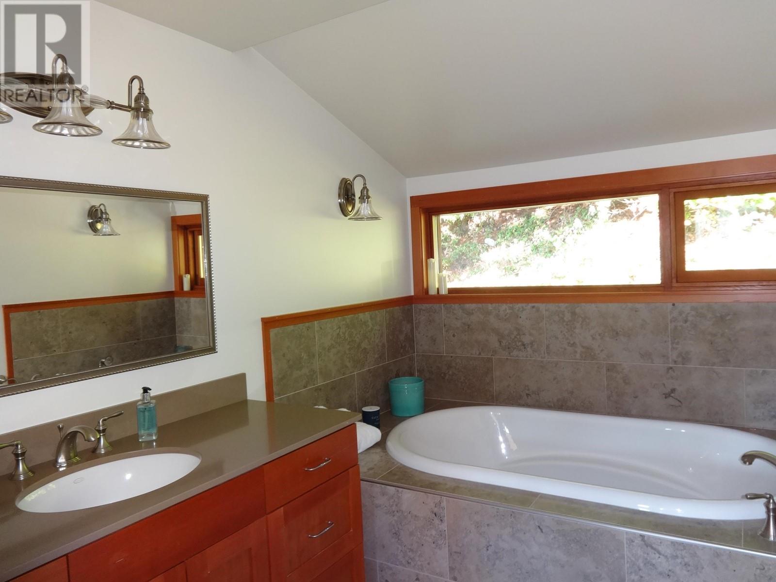 4721 Sinclair Bay Road, Garden Bay, British Columbia  V0N 1S1 - Photo 27 - R2828377