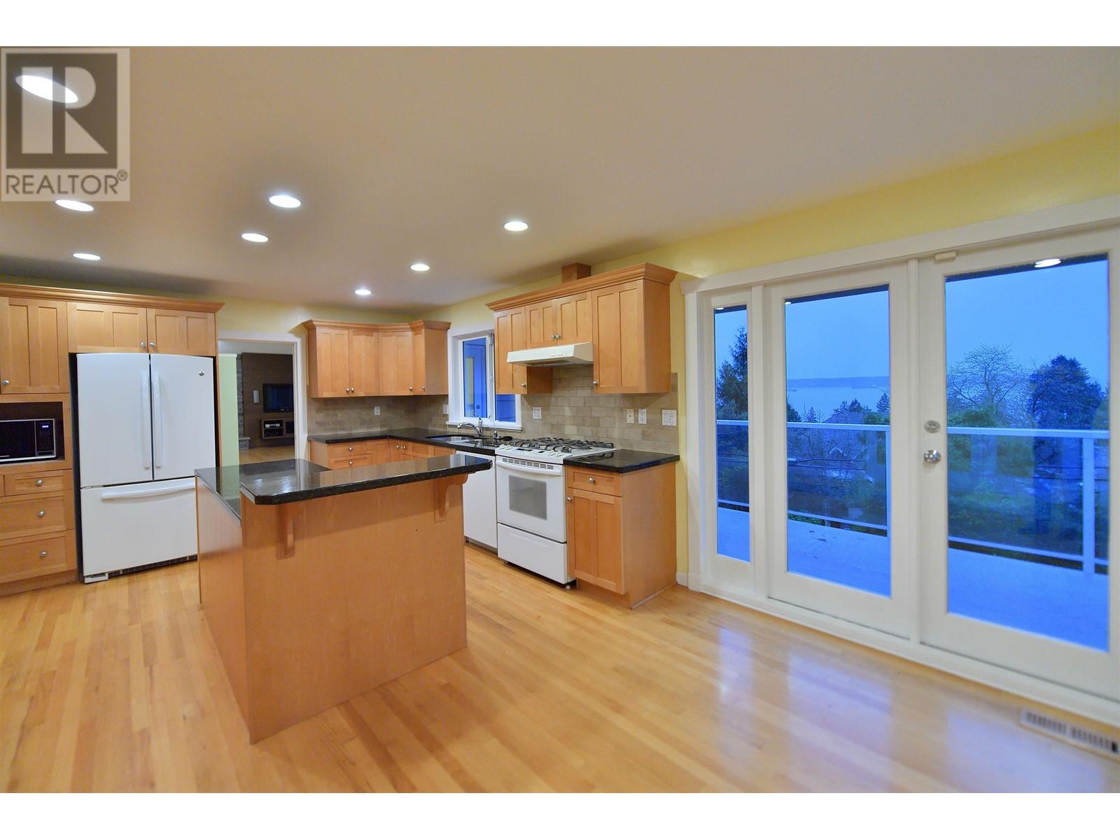 3475 Mathers Avenue, West Vancouver, British Columbia  V7V 2K8 - Photo 6 - R2828364