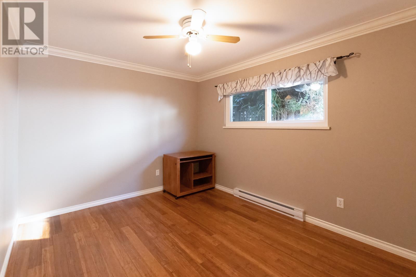 821 North Road, Gibsons, British Columbia  V0N 1V9 - Photo 12 - R2828396