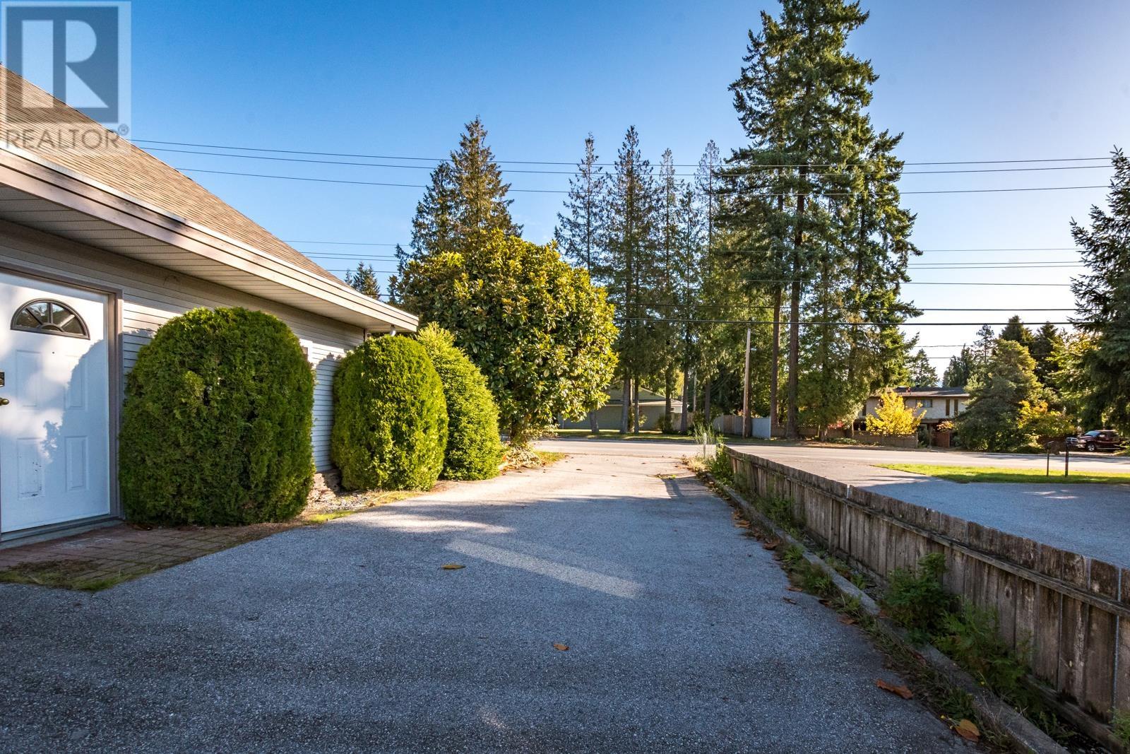 821 North Road, Gibsons, British Columbia  V0N 1V9 - Photo 2 - R2828396