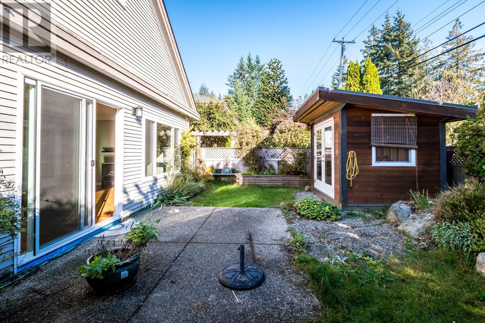 821 North Road, Gibsons, British Columbia  V0N 1V9 - Photo 22 - R2828396