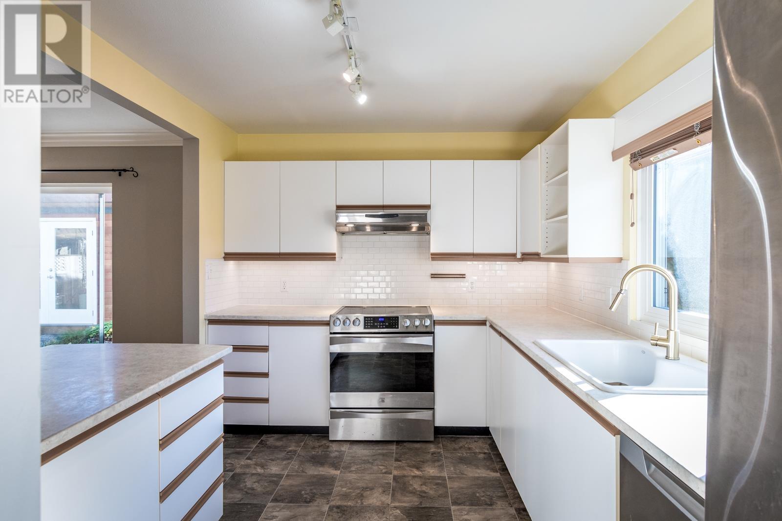 821 North Road, Gibsons, British Columbia  V0N 1V9 - Photo 4 - R2828396