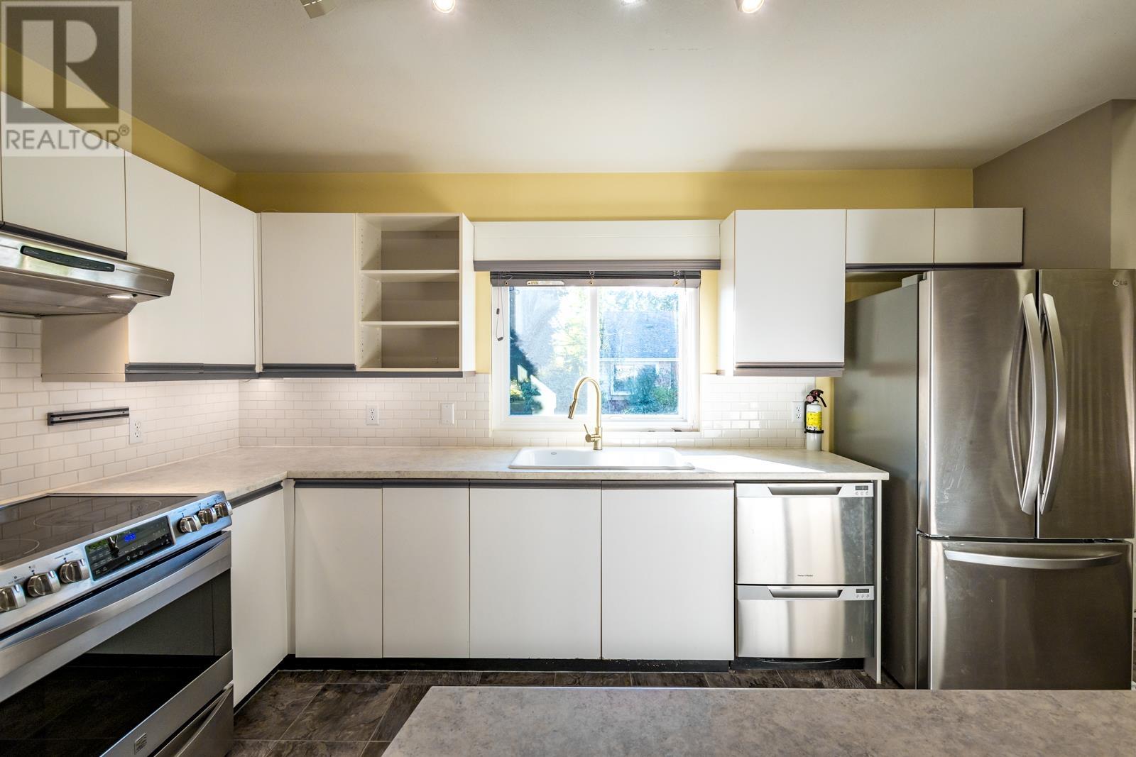 821 North Road, Gibsons, British Columbia  V0N 1V9 - Photo 5 - R2828396