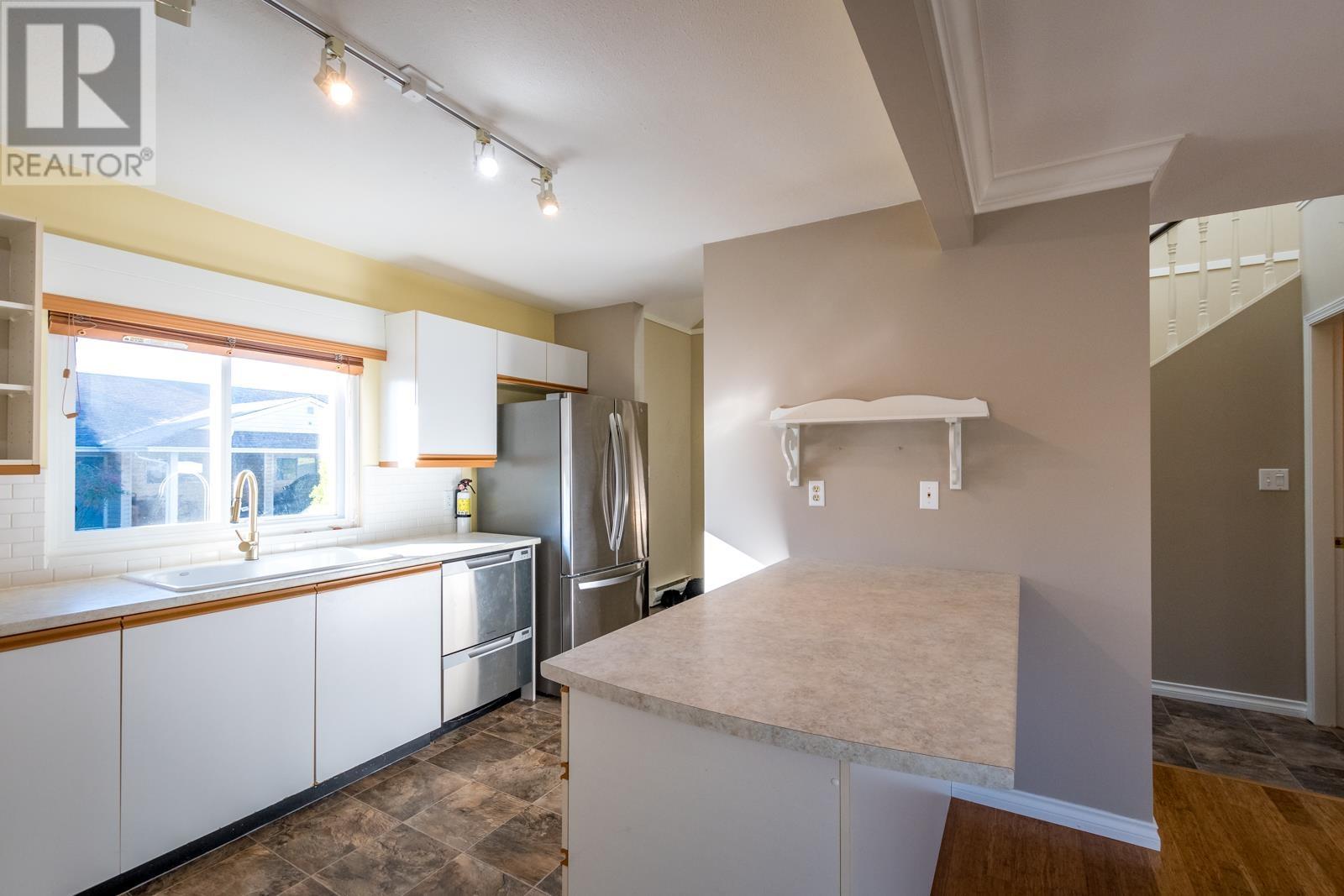 821 North Road, Gibsons, British Columbia  V0N 1V9 - Photo 6 - R2828396