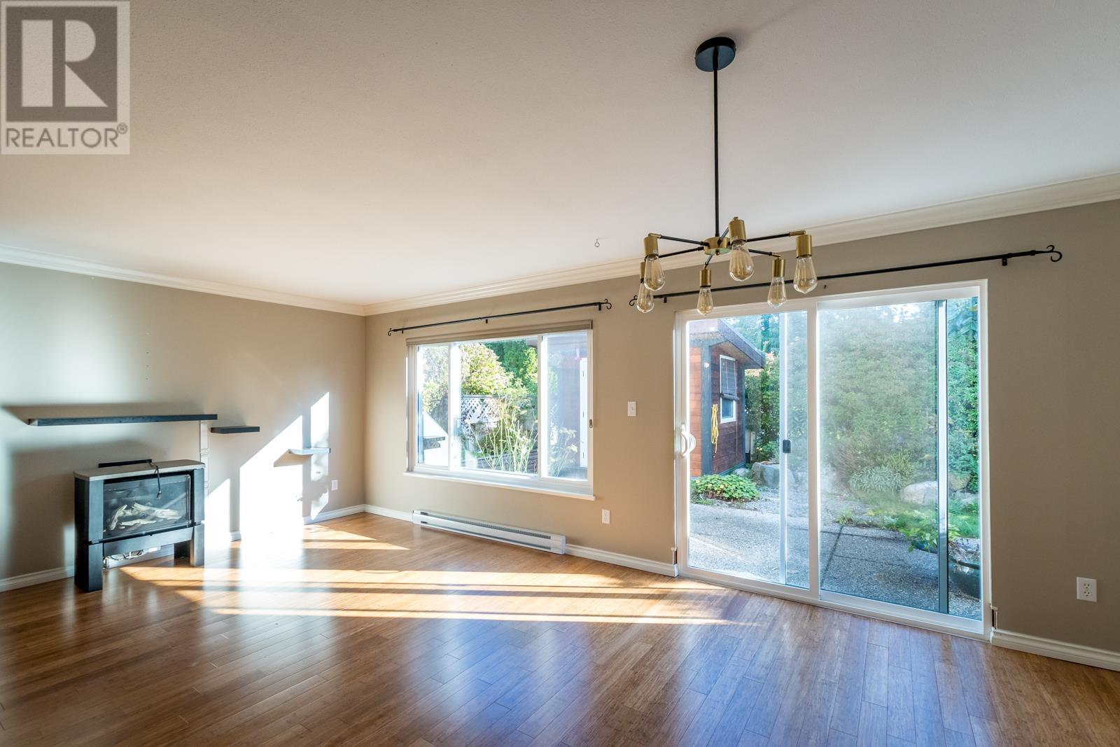 821 North Road, Gibsons, British Columbia  V0N 1V9 - Photo 8 - R2828396