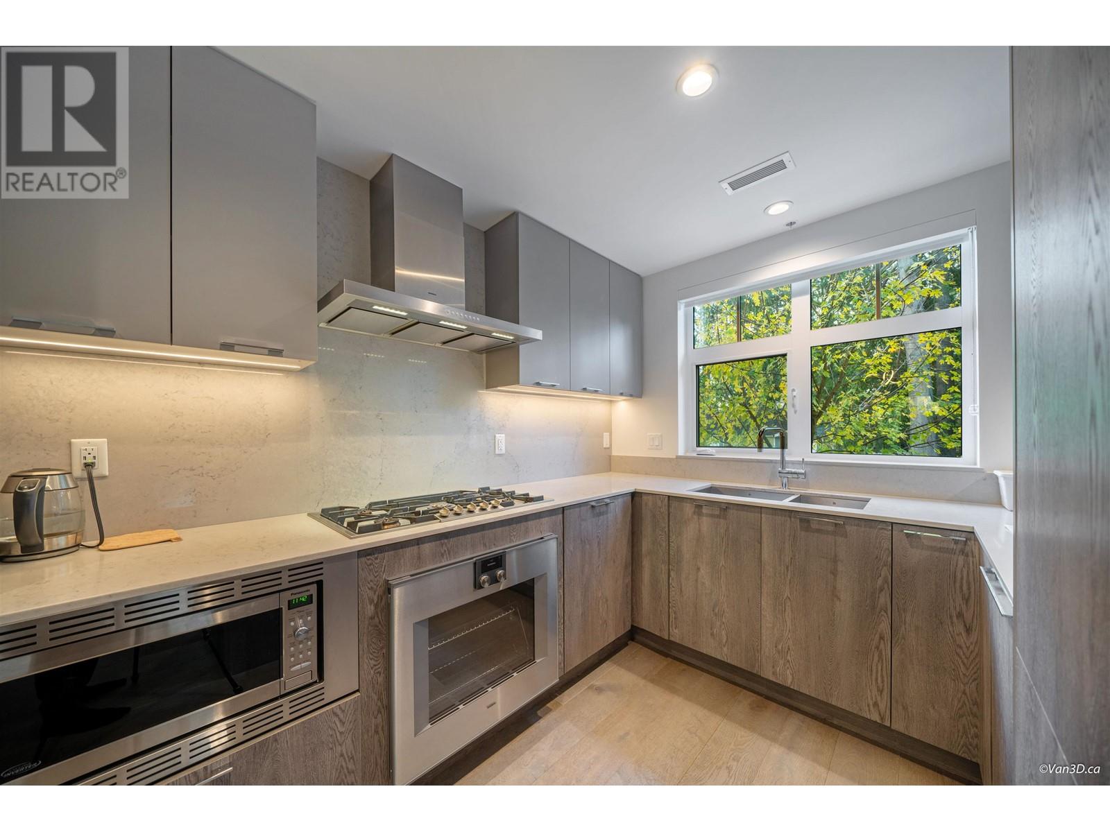 10 1960 Glenaire Drive, Vancouver, British Columbia  V7P 1Y1 - Photo 5 - R2825987
