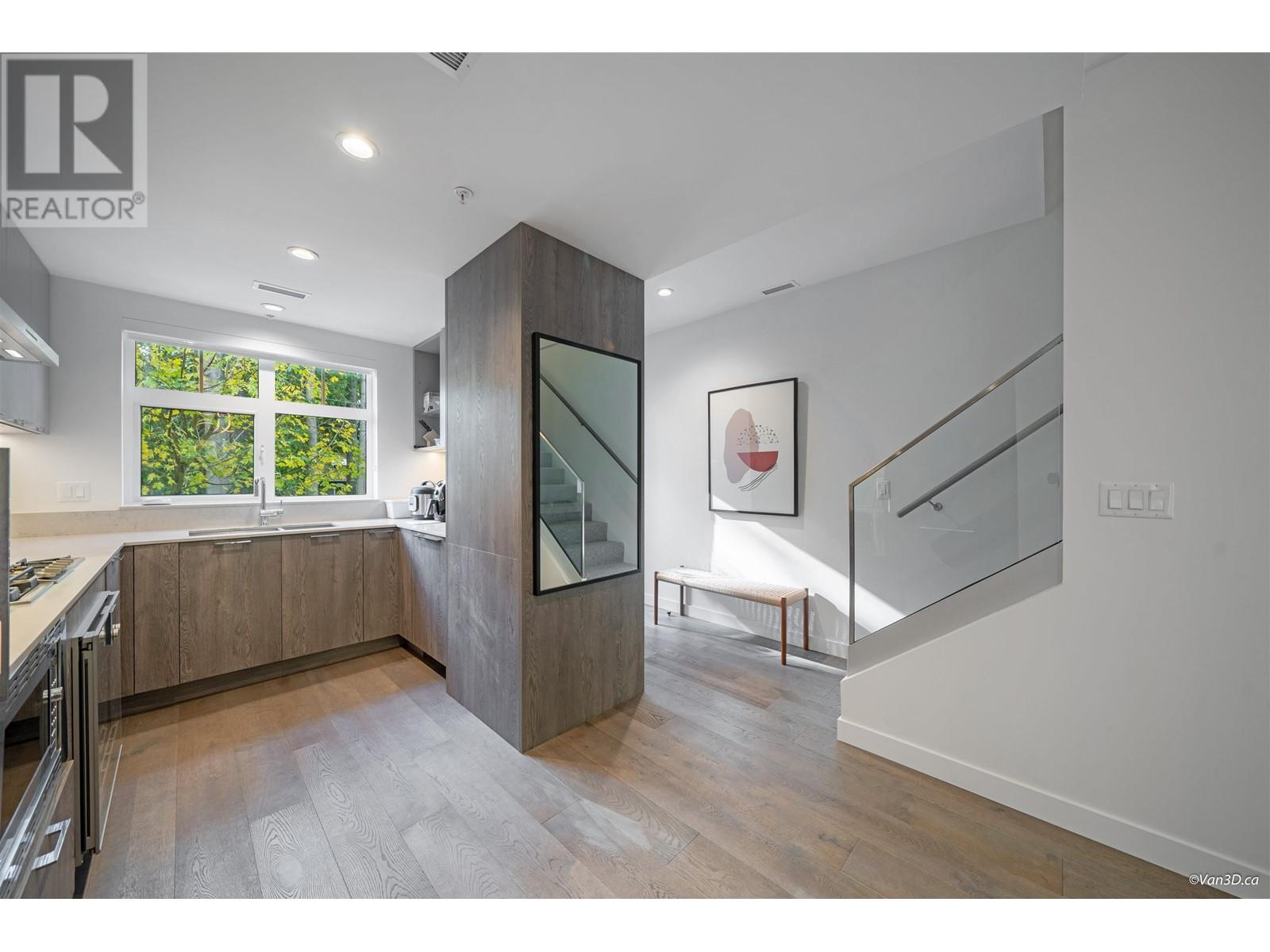 10 1960 Glenaire Drive, Vancouver, British Columbia  V7P 1Y1 - Photo 3 - R2825987