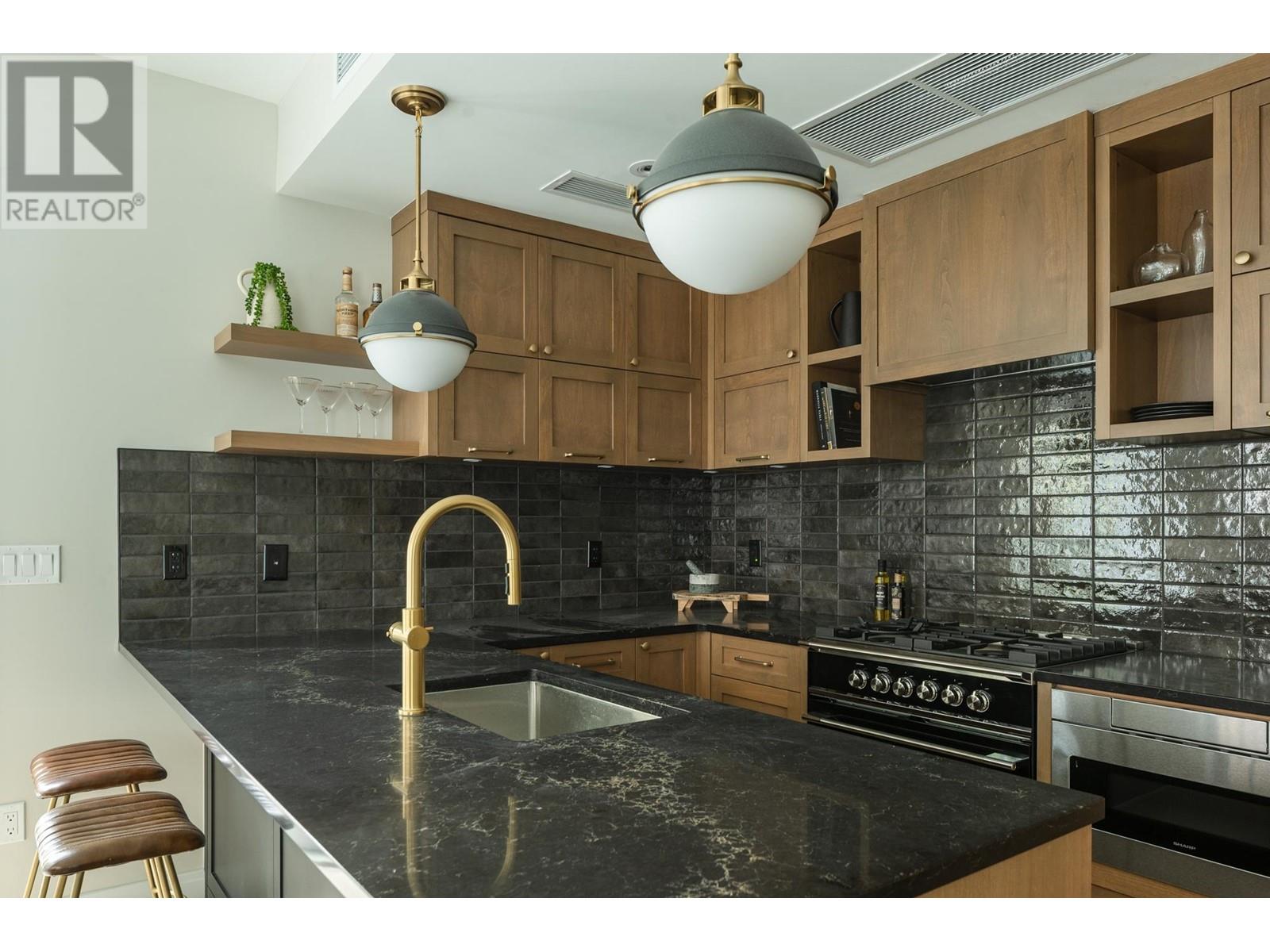 1460 W 45th Avenue, Vancouver, British Columbia  V6M 2H1 - Photo 3 - R2828052