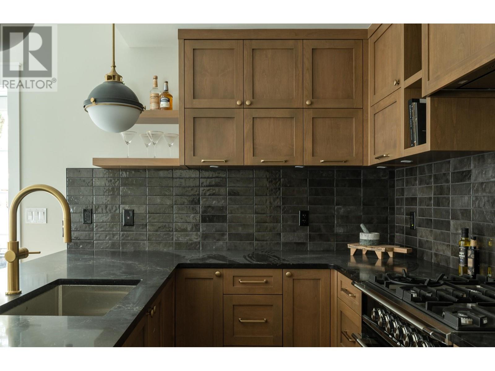 1460 W 45th Avenue, Vancouver, British Columbia  V6M 2H1 - Photo 4 - R2828052