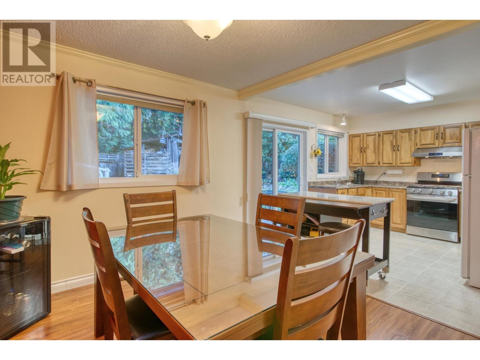 7631 Eureka Avenue, Halfmoon Bay, British Columbia  V7Z 1A1 - Photo 6 - R2828254