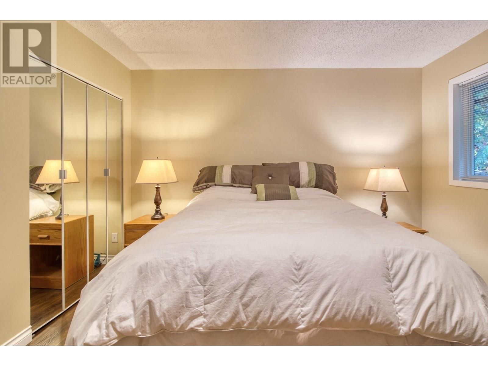 7631 Eureka Avenue, Halfmoon Bay, British Columbia  V7Z 1A1 - Photo 13 - R2828254